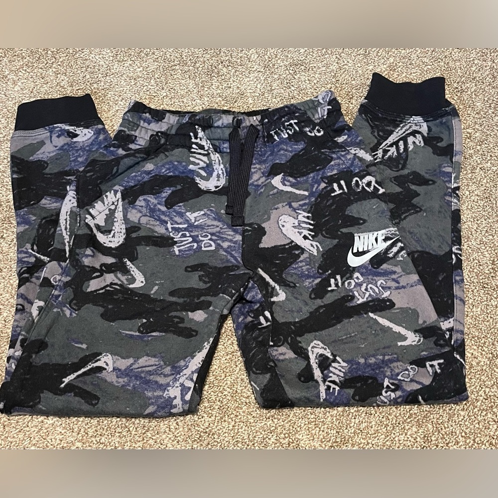 Boy’s Nike sweatpants
